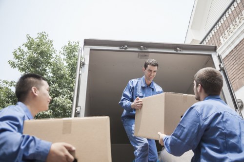 Customer supporting a moving truck rental in Merton